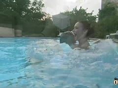 Rothaariges Girl und Ebony in Ficktrio am Pool
