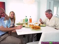 Sie bläst seinen Pimmel heimlich unter dem Tisch