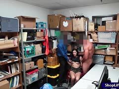 Zwei Security Beamten strafen das diebische Girl ab