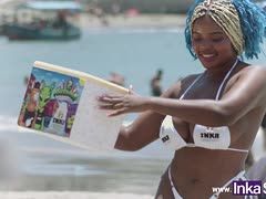 Vollbusige Mulattin treibt es mit weißem Schwanz