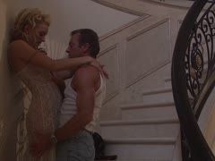 Blondchen lässt sich im Treppenhaus ficken