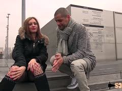 Er nimmt das Girl zum Analsex mit