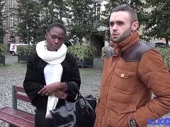 Farbiges Luder zum Bumsen mitgenommen